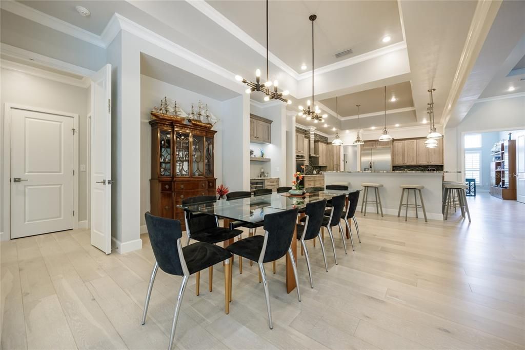 合同活跃: $1,288,500 (5 贝兹, 4 浴室, 3571 平方英尺)