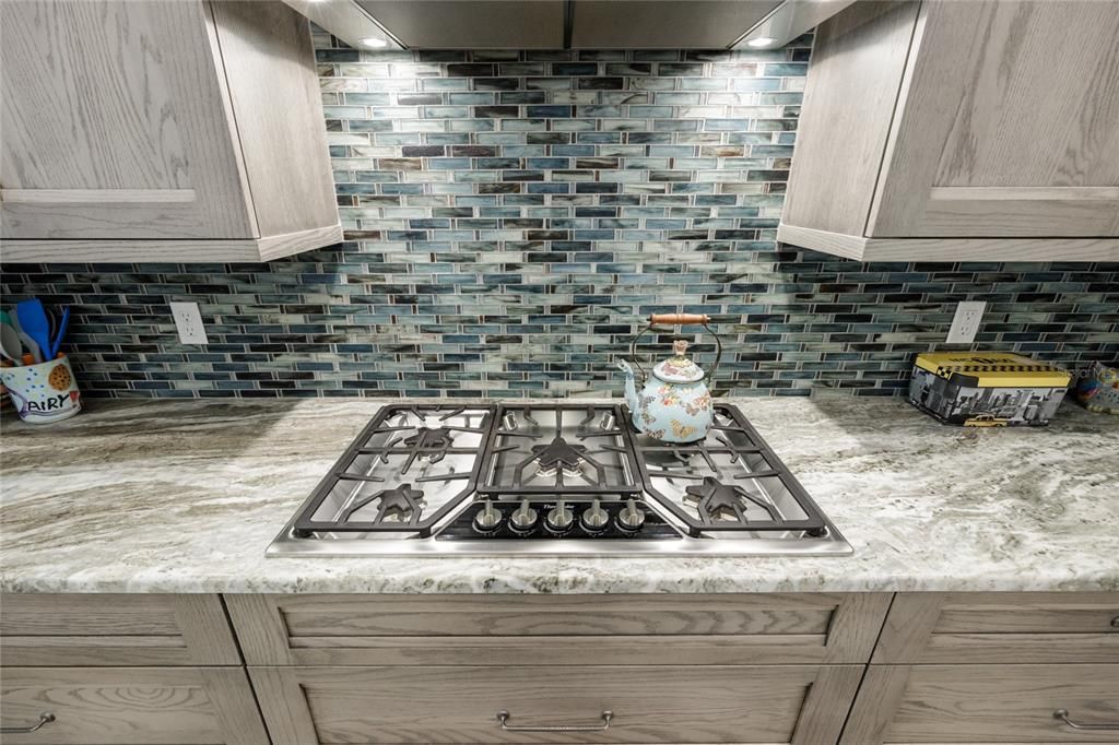 合同活跃: $1,288,500 (5 贝兹, 4 浴室, 3571 平方英尺)