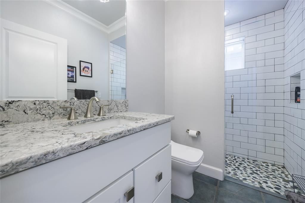 合同活跃: $1,288,500 (5 贝兹, 4 浴室, 3571 平方英尺)