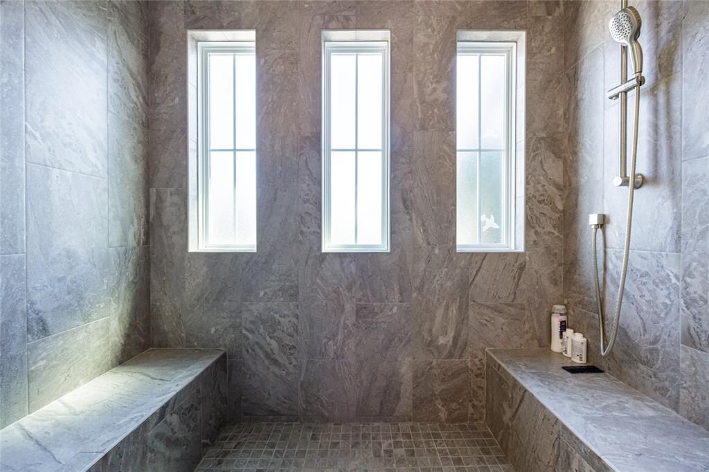 合同活跃: $1,288,500 (5 贝兹, 4 浴室, 3571 平方英尺)