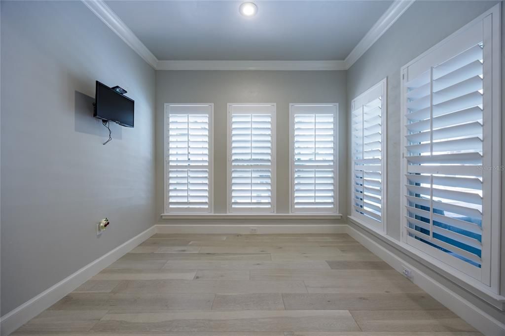 合同活跃: $1,288,500 (5 贝兹, 4 浴室, 3571 平方英尺)