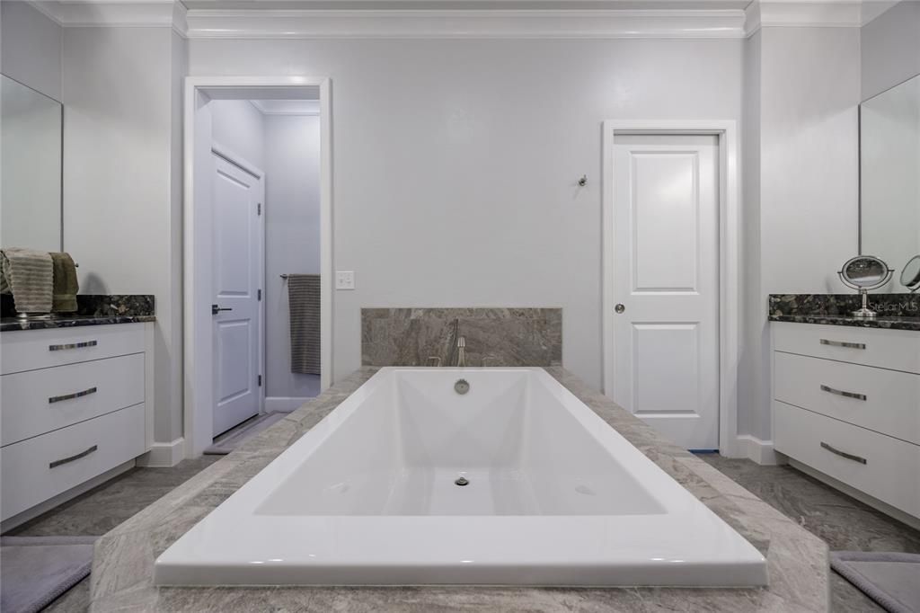 合同活跃: $1,288,500 (5 贝兹, 4 浴室, 3571 平方英尺)