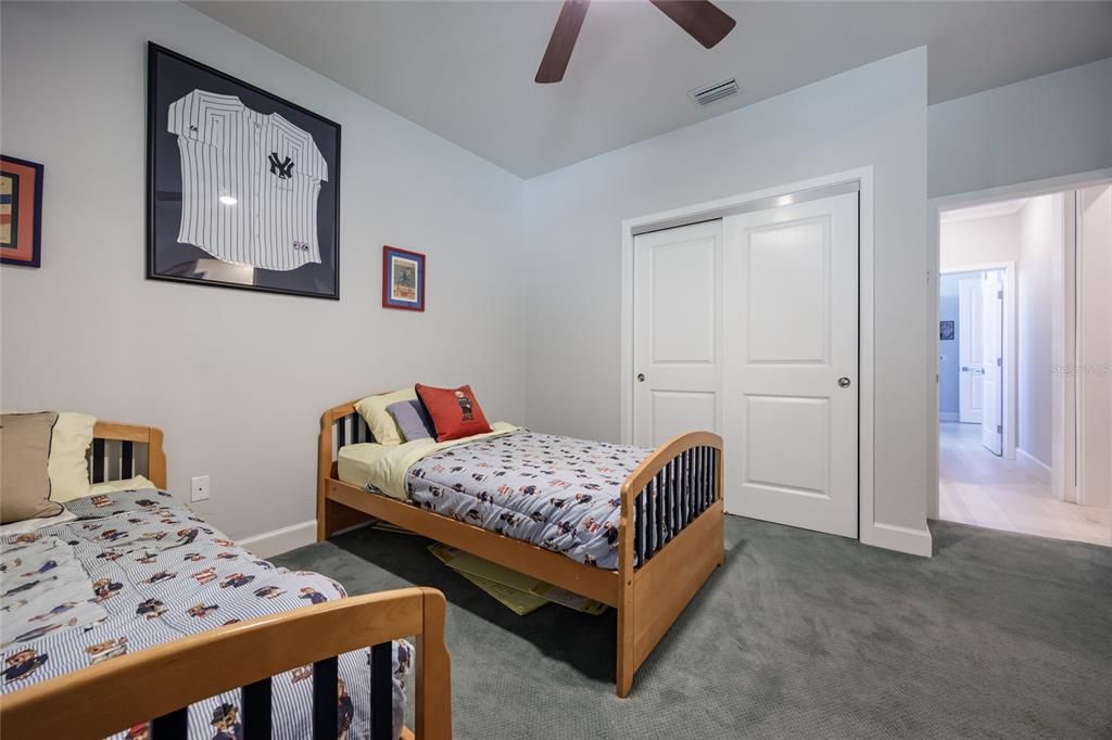 合同活跃: $1,288,500 (5 贝兹, 4 浴室, 3571 平方英尺)