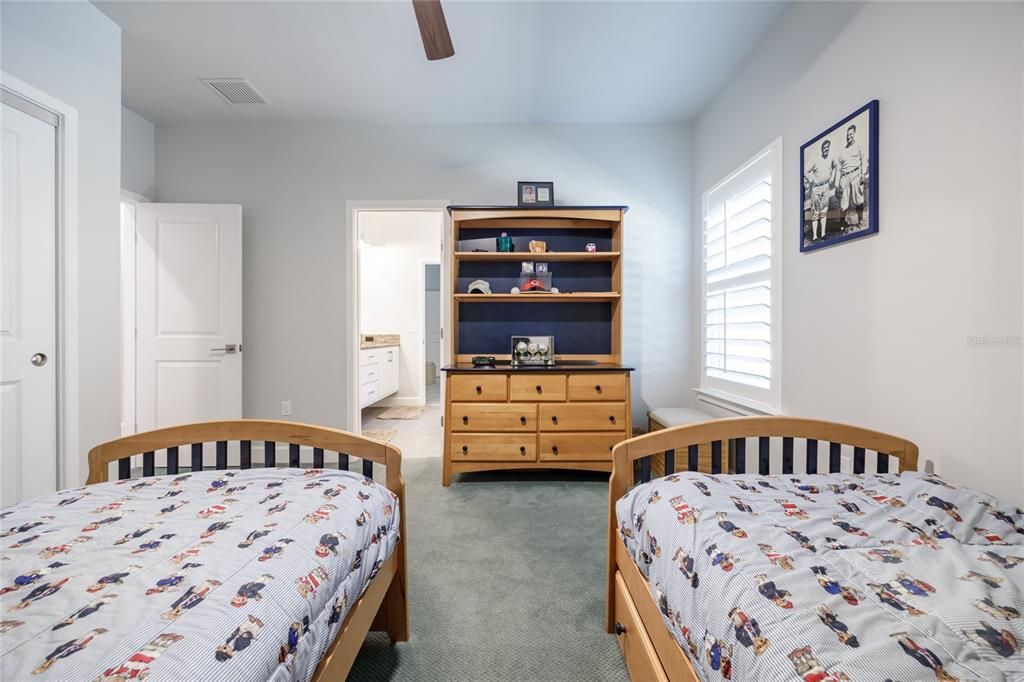 合同活跃: $1,288,500 (5 贝兹, 4 浴室, 3571 平方英尺)