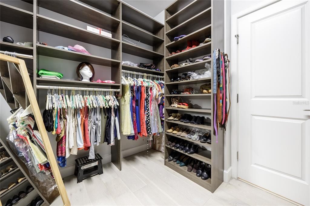 合同活跃: $1,288,500 (5 贝兹, 4 浴室, 3571 平方英尺)