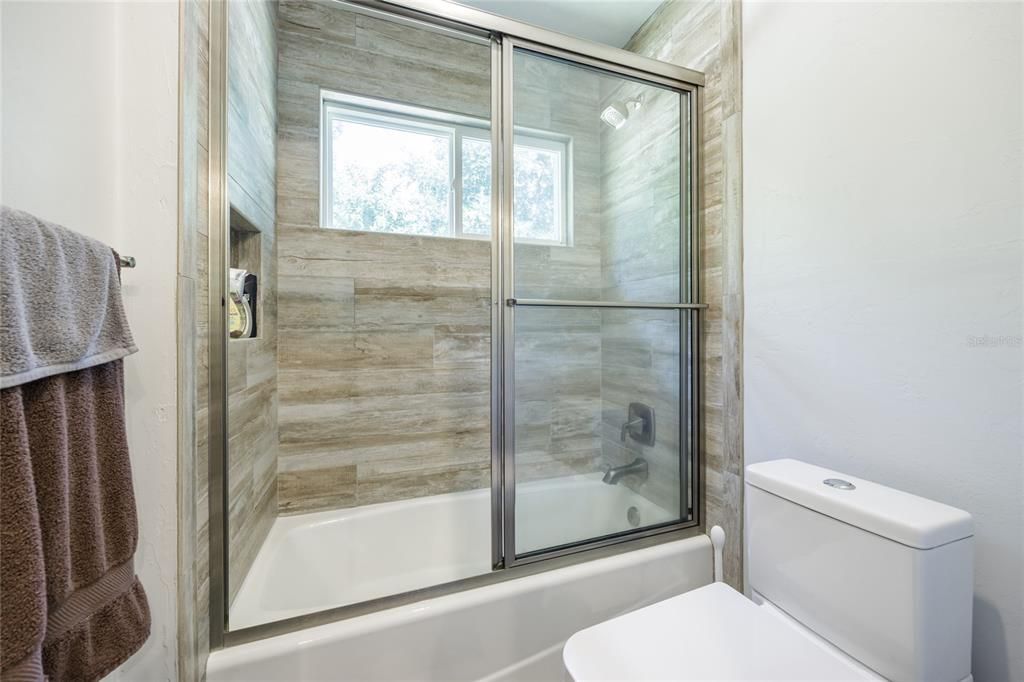 合同活跃: $1,288,500 (5 贝兹, 4 浴室, 3571 平方英尺)