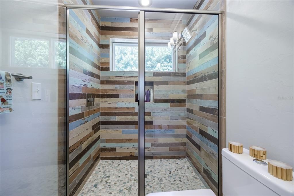 合同活跃: $1,288,500 (5 贝兹, 4 浴室, 3571 平方英尺)