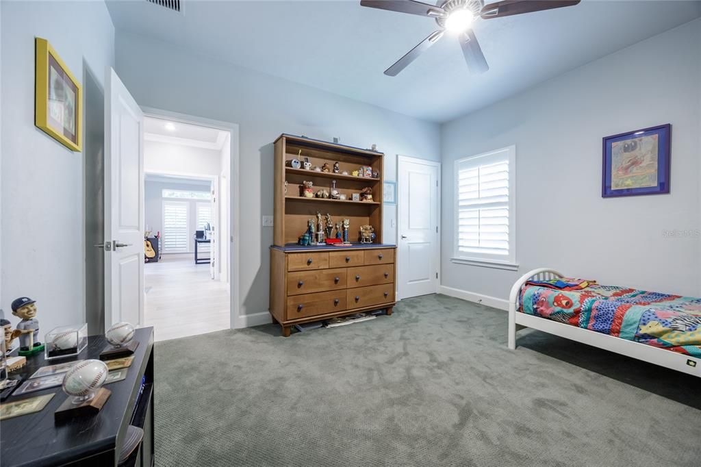 合同活跃: $1,288,500 (5 贝兹, 4 浴室, 3571 平方英尺)