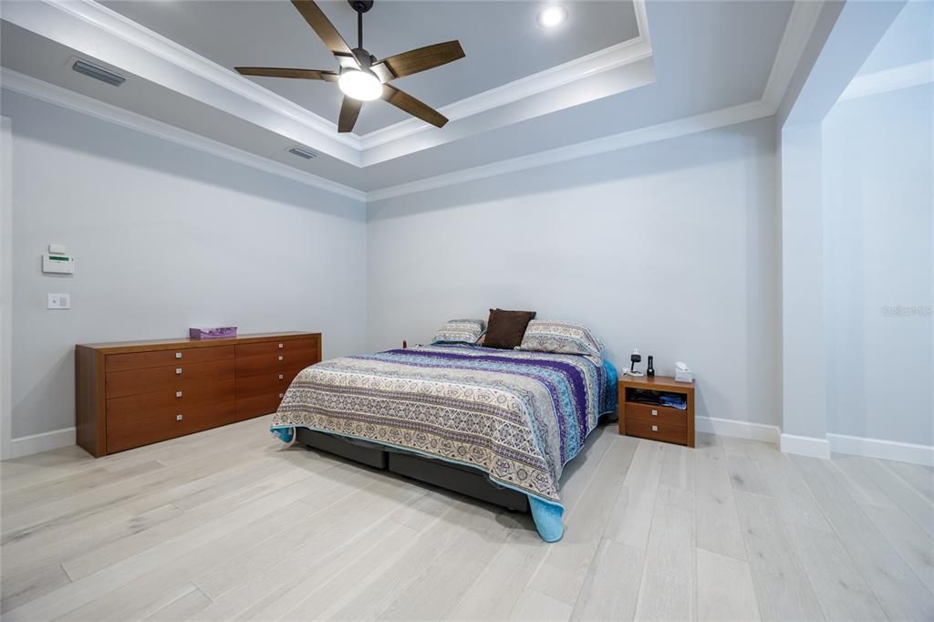 合同活跃: $1,288,500 (5 贝兹, 4 浴室, 3571 平方英尺)