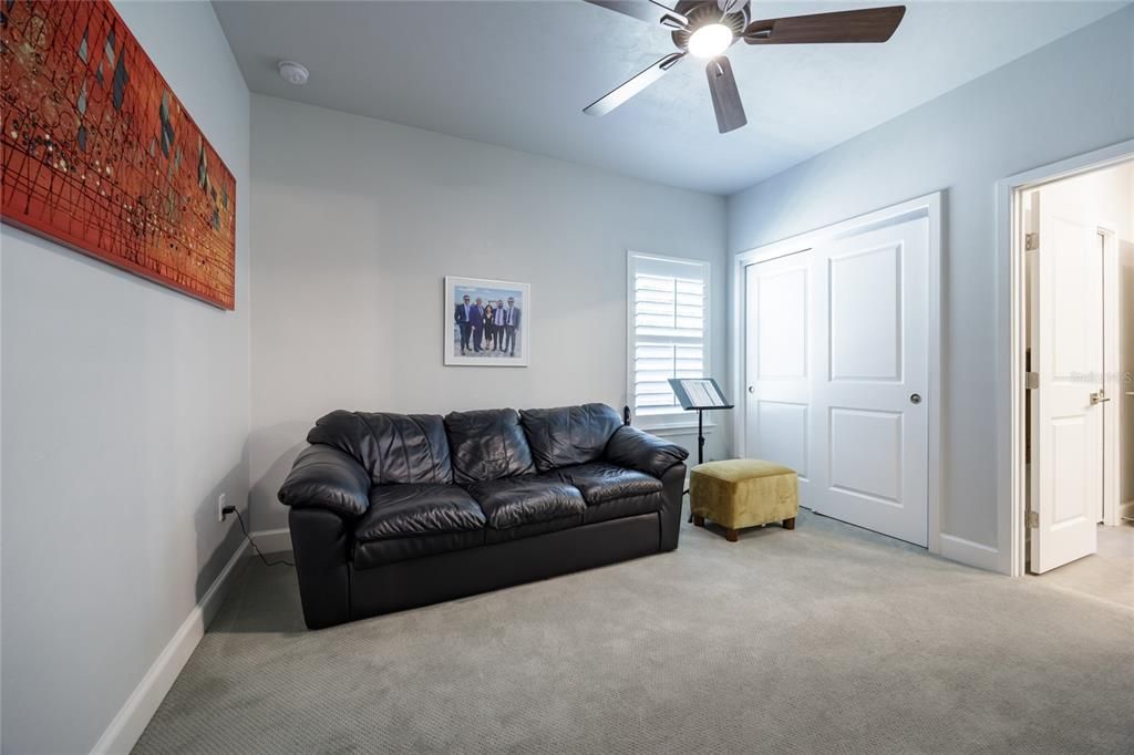 合同活跃: $1,288,500 (5 贝兹, 4 浴室, 3571 平方英尺)