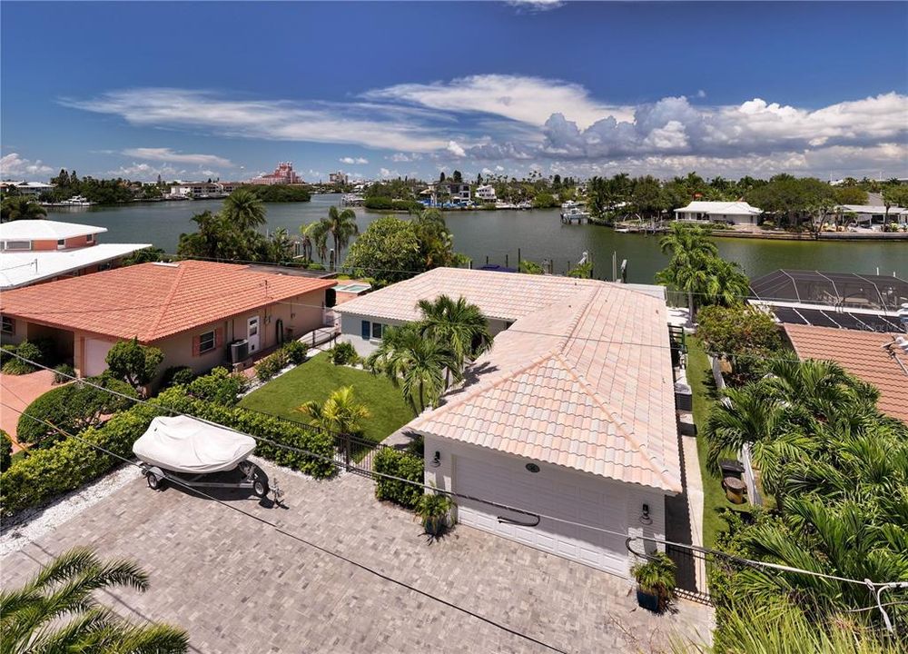 Active With Contract: $1,995,000 (3 beds, 2 baths, 2348 Square Feet)