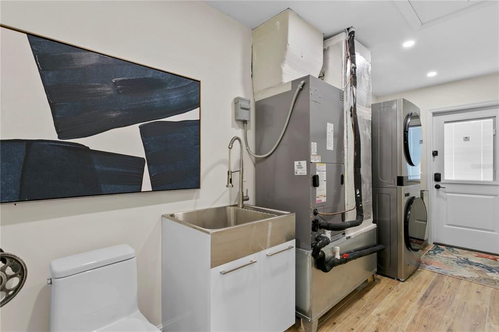 Active With Contract: $1,995,000 (3 beds, 2 baths, 2348 Square Feet)