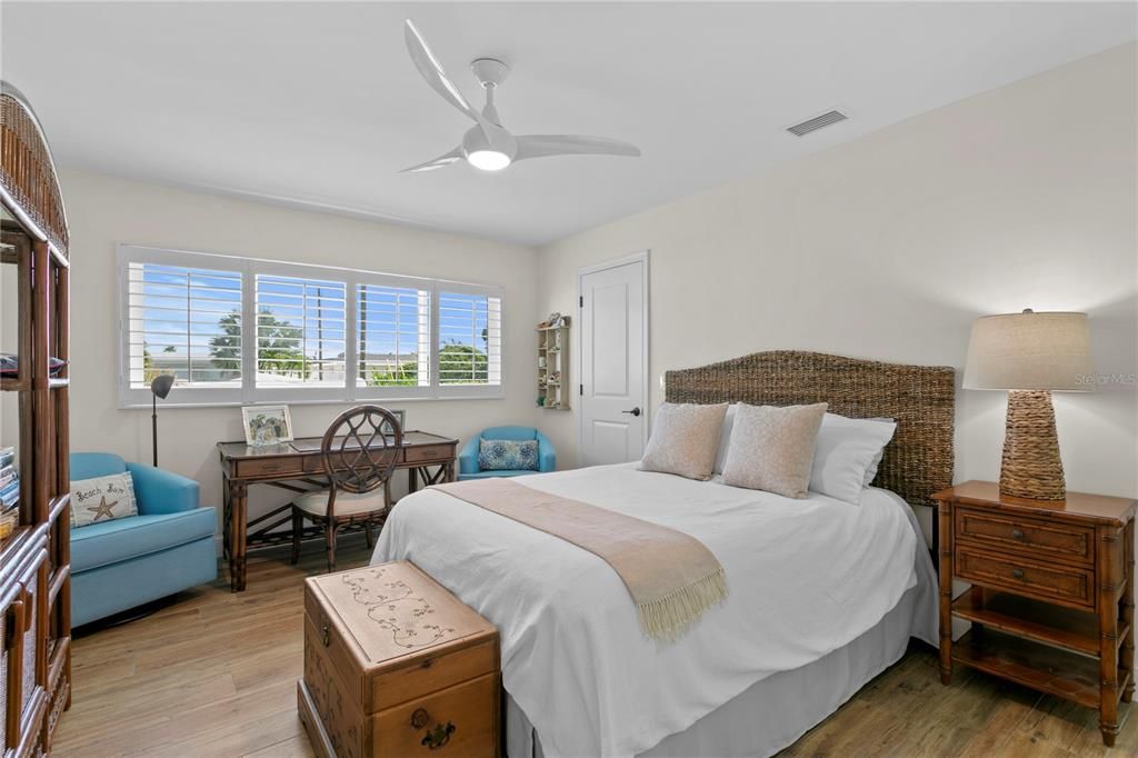 Active With Contract: $1,995,000 (3 beds, 2 baths, 2348 Square Feet)