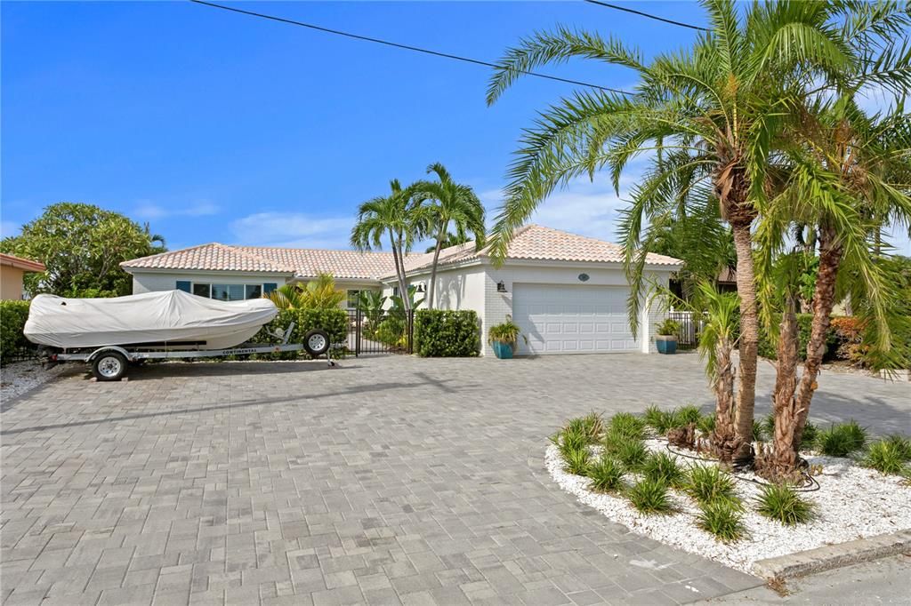 Active With Contract: $1,995,000 (3 beds, 2 baths, 2348 Square Feet)