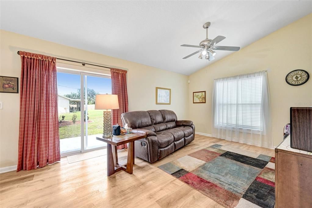 En Venta: $338,000 (3 camas, 2 baños, 1747 Pies cuadrados)