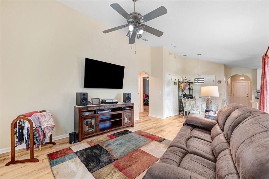 En Venta: $338,000 (3 camas, 2 baños, 1747 Pies cuadrados)