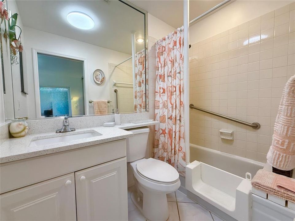 合同活跃: $115,900 (1 贝兹, 1 浴室, 779 平方英尺)