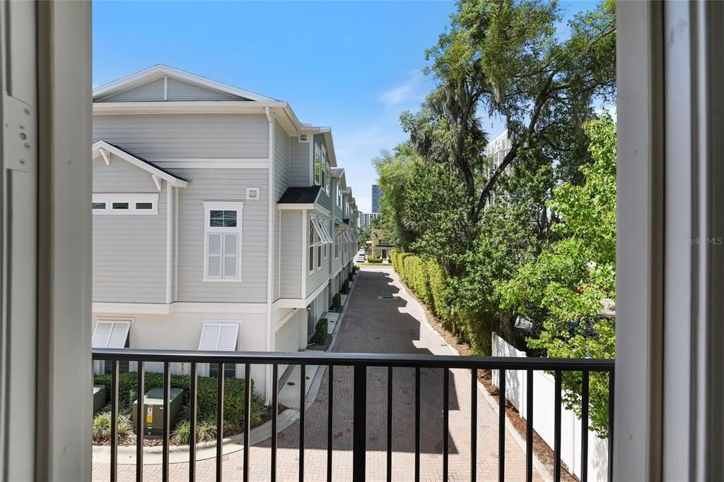 For Sale: $575,000 (3 beds, 3 baths, 1817 Square Feet)