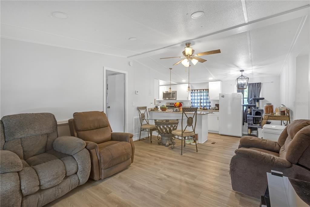 На продажу: $129,900 (3 спален, 2 ванн, 864 Квадратных фут)