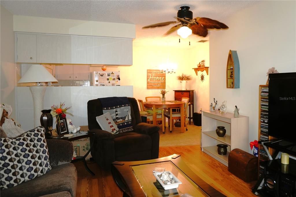 For Sale: $143,500 (2 beds, 1 baths, 825 Square Feet)