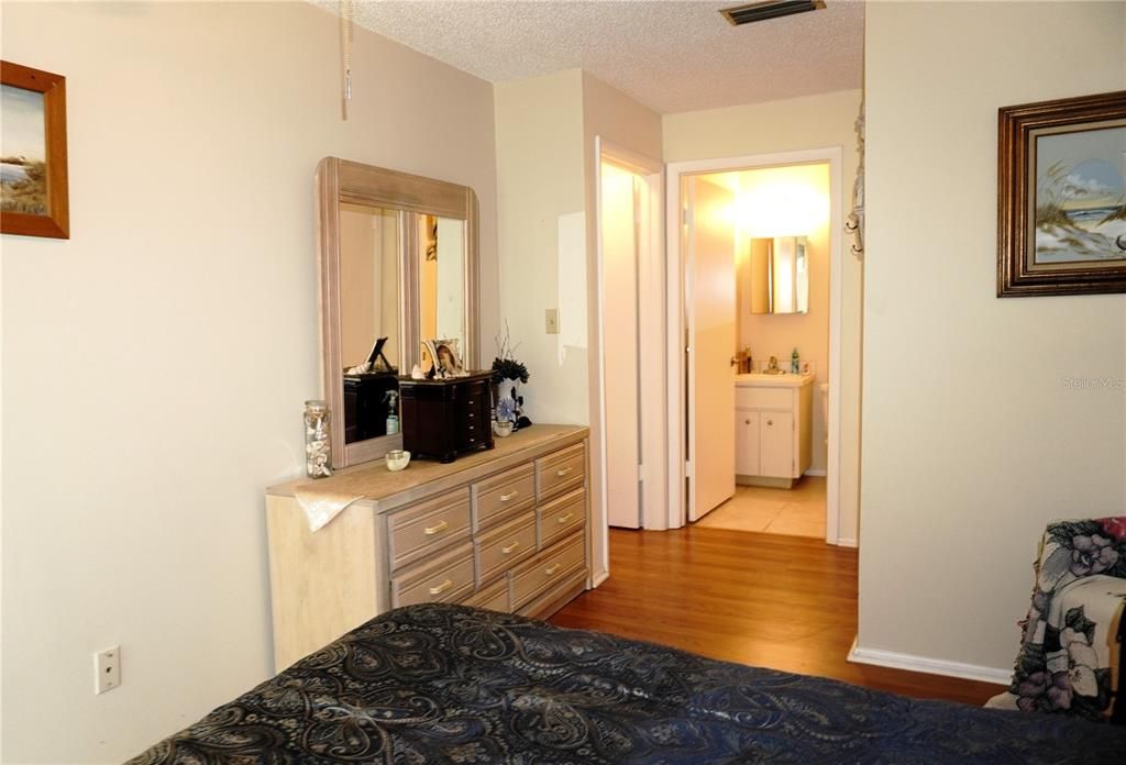 For Sale: $143,500 (2 beds, 1 baths, 825 Square Feet)