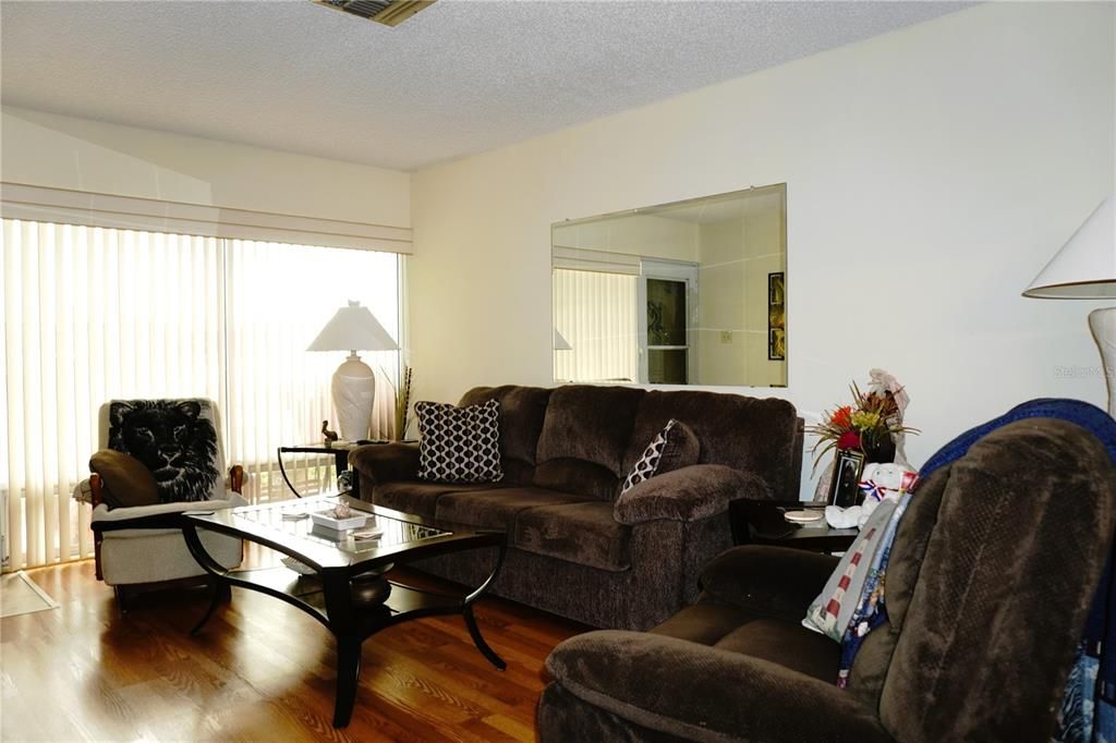 For Sale: $143,500 (2 beds, 1 baths, 825 Square Feet)