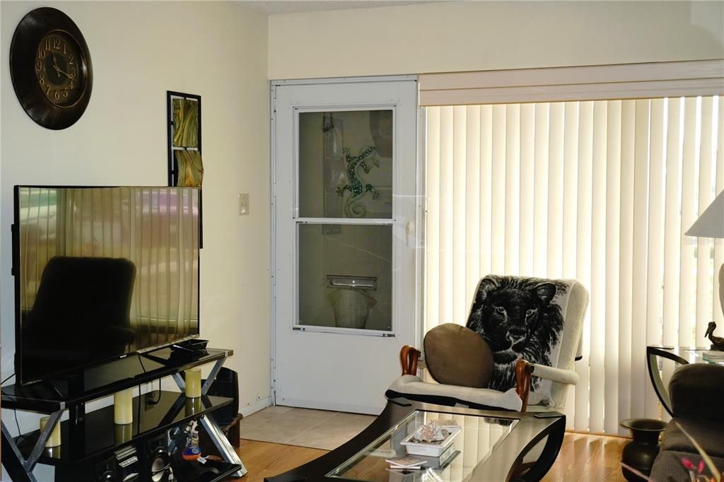 For Sale: $143,500 (2 beds, 1 baths, 825 Square Feet)