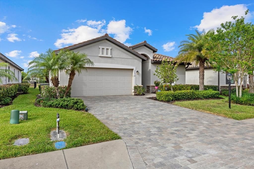 Active With Contract: $400,000 (3 beds, 2 baths, 1649 Square Feet)