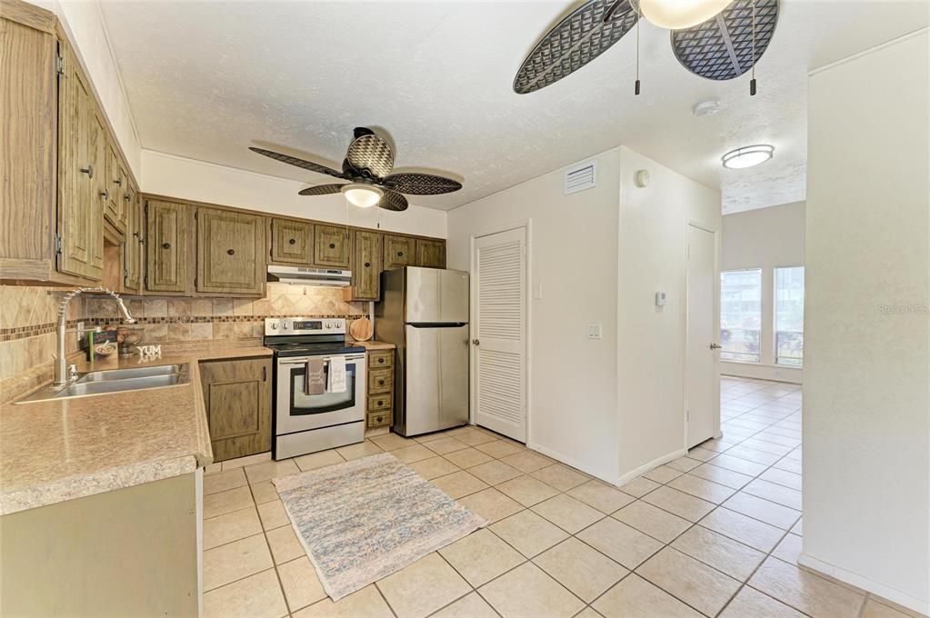 For Sale: $126,900 (1 beds, 1 baths, 768 Square Feet)