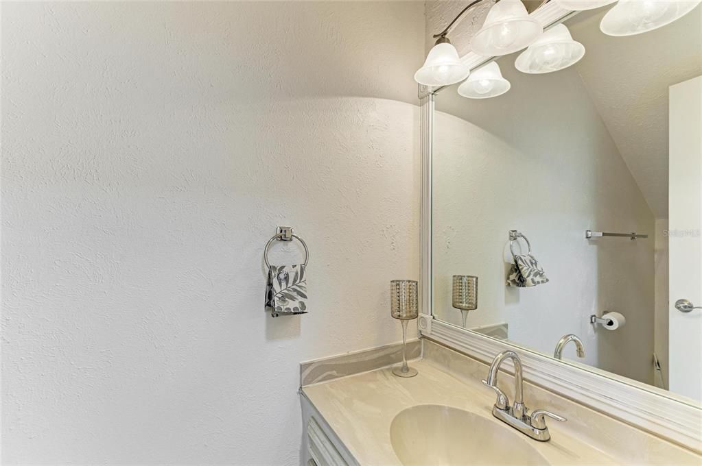 For Sale: $126,900 (1 beds, 1 baths, 768 Square Feet)