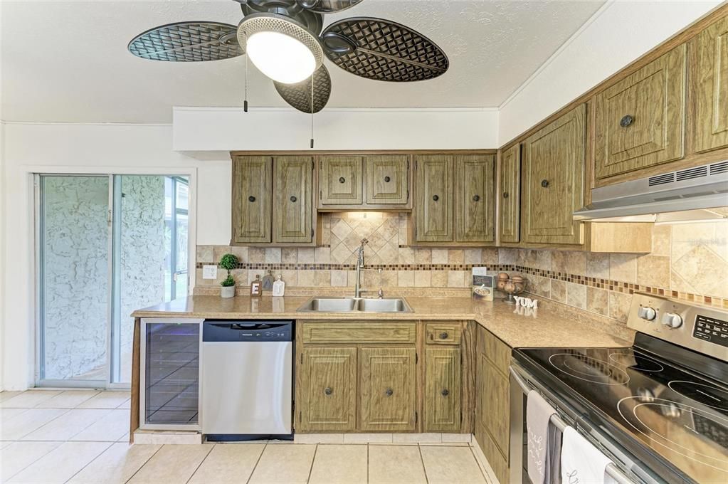 For Sale: $126,900 (1 beds, 1 baths, 768 Square Feet)