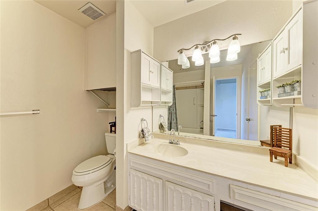 For Sale: $126,900 (1 beds, 1 baths, 768 Square Feet)