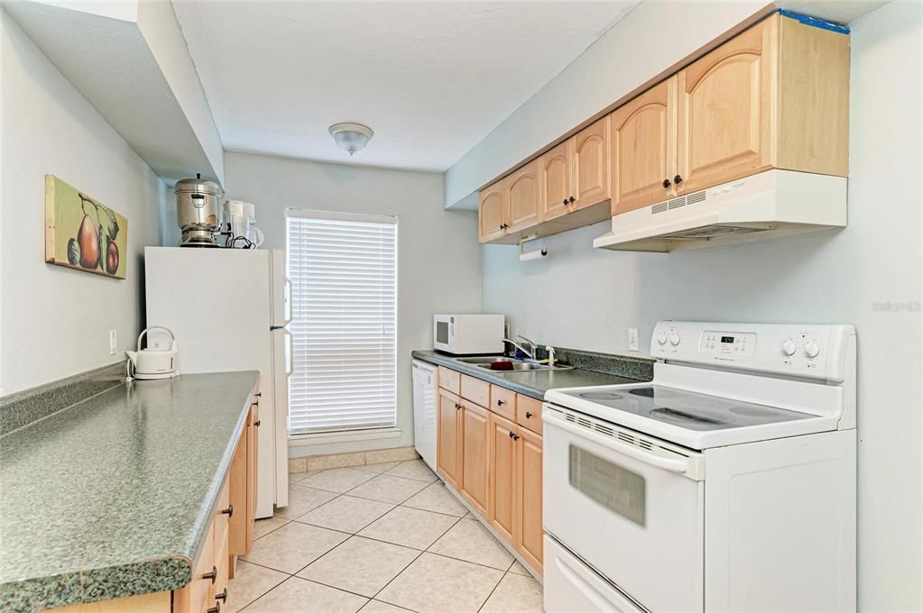 For Sale: $126,900 (1 beds, 1 baths, 768 Square Feet)