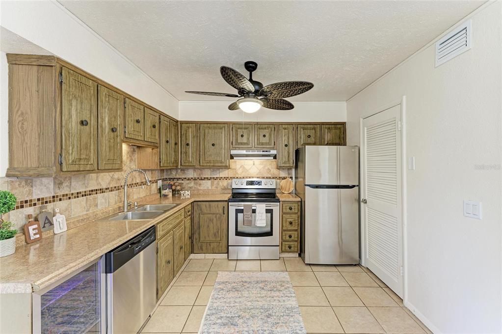 For Sale: $126,900 (1 beds, 1 baths, 768 Square Feet)