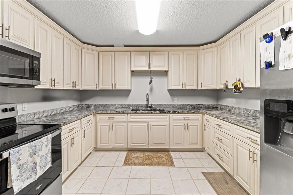 For Sale: $490,000 (2 beds, 2 baths, 1860 Square Feet)