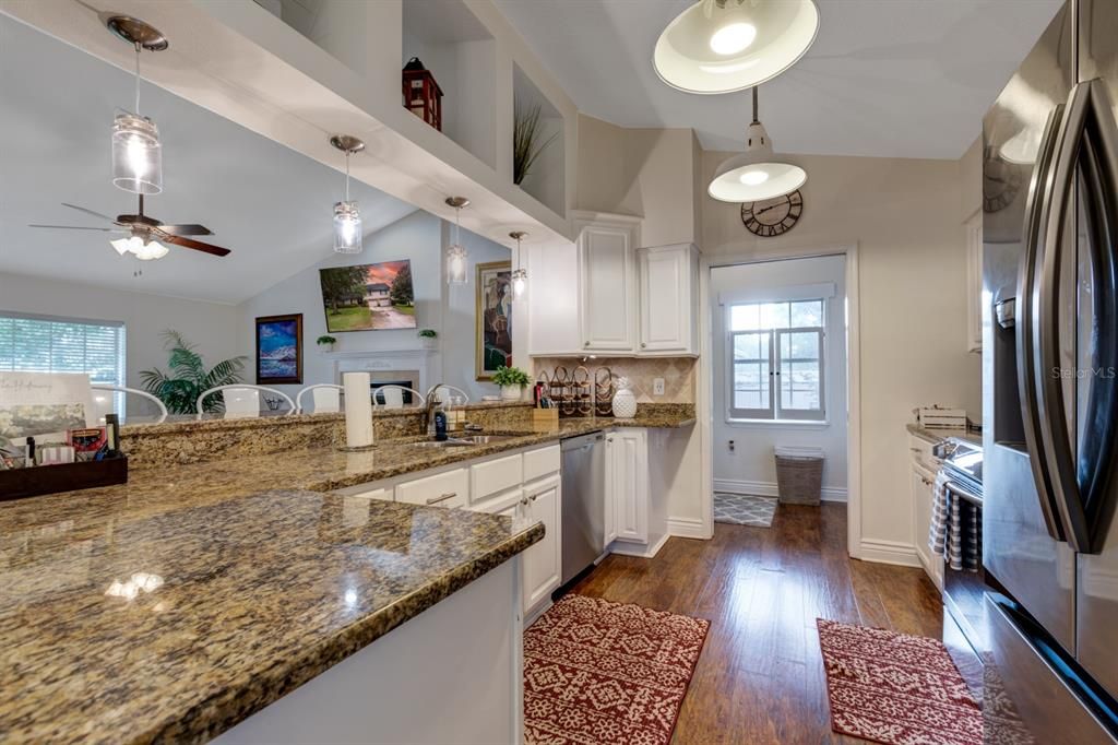 Под контрактом: $700,000 (3 спален, 2 ванн, 2095 Квадратных фут)