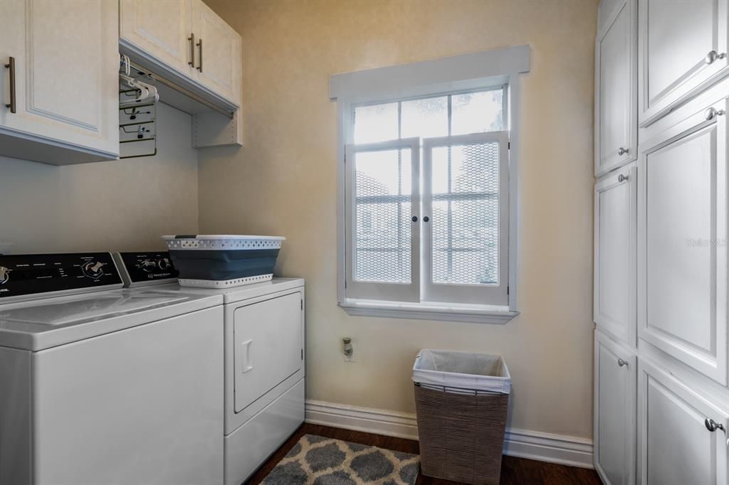 Под контрактом: $700,000 (3 спален, 2 ванн, 2095 Квадратных фут)