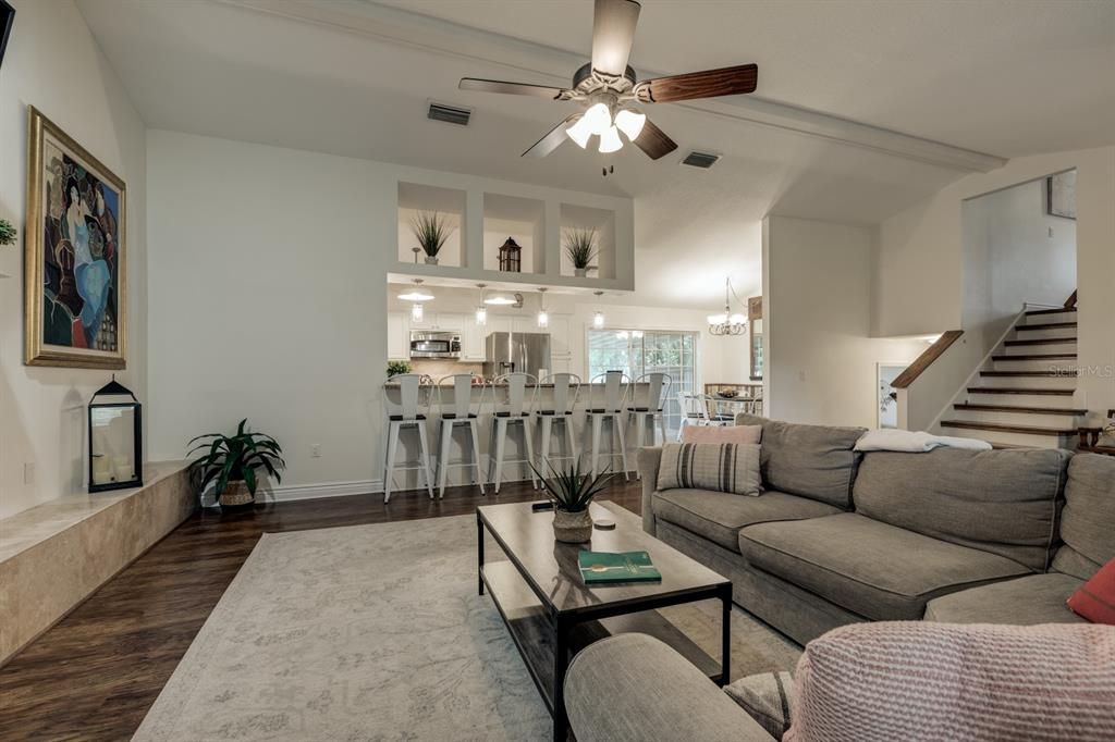 Под контрактом: $700,000 (3 спален, 2 ванн, 2095 Квадратных фут)