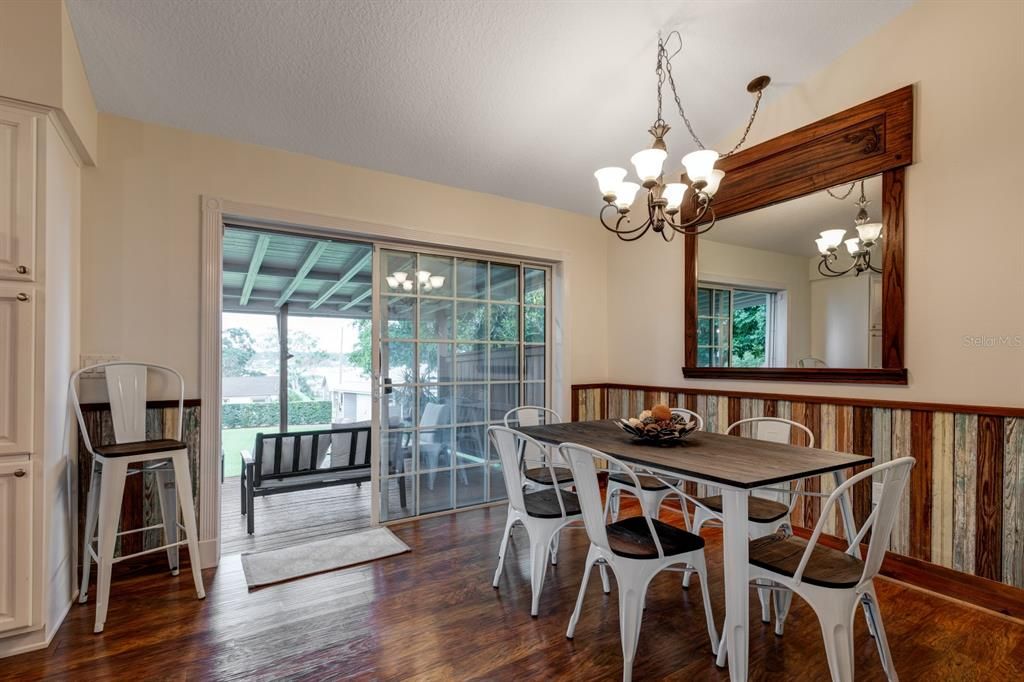 Под контрактом: $700,000 (3 спален, 2 ванн, 2095 Квадратных фут)