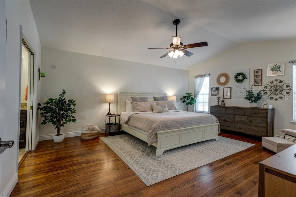 Под контрактом: $700,000 (3 спален, 2 ванн, 2095 Квадратных фут)