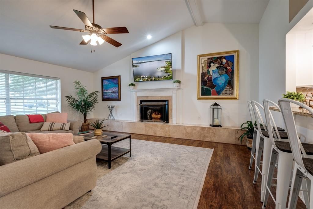 Под контрактом: $700,000 (3 спален, 2 ванн, 2095 Квадратных фут)