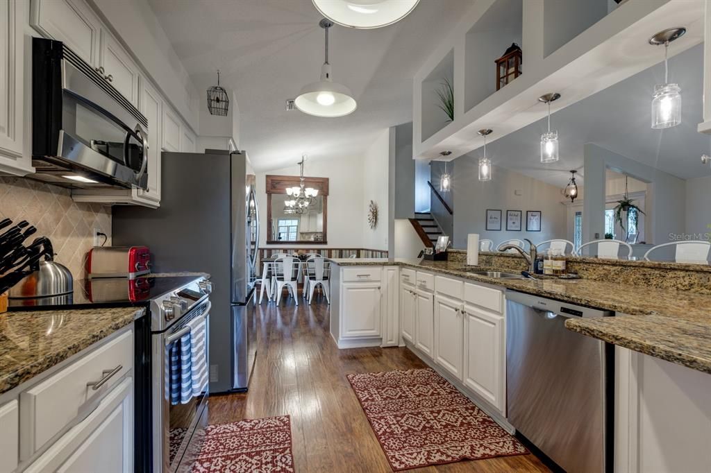 Под контрактом: $700,000 (3 спален, 2 ванн, 2095 Квадратных фут)