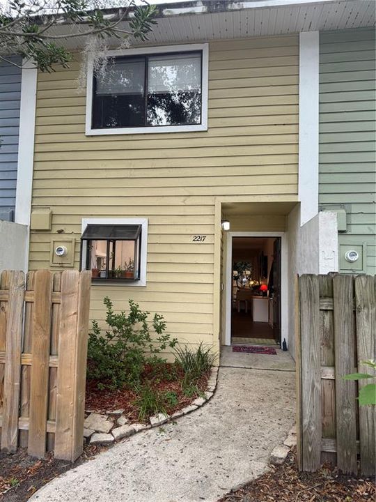 最近售出: $164,900 (2 贝兹, 1 浴室, 1046 平方英尺)