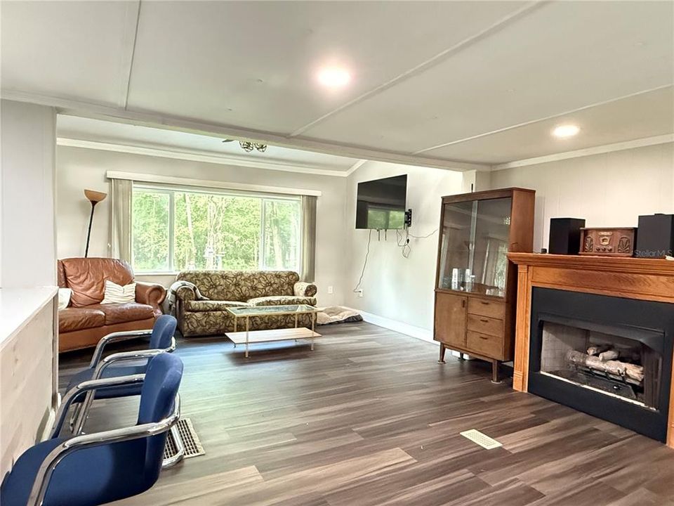 Active With Contract: $424,900 (3 beds, 2 baths, 1590 Square Feet)