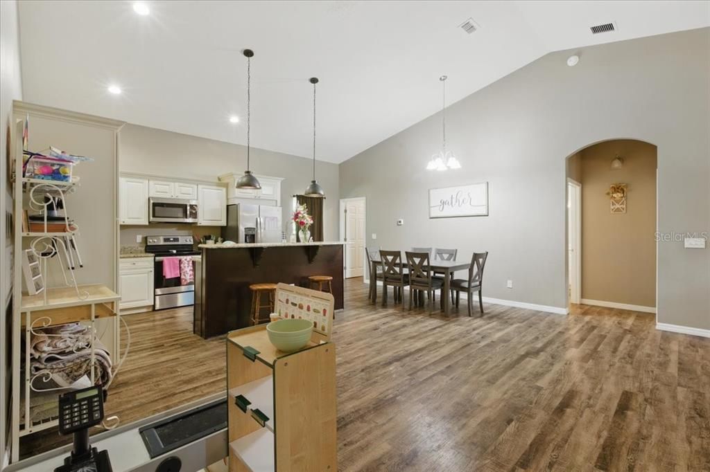 For Sale: $229,900 (2 beds, 2 baths, 1496 Square Feet)