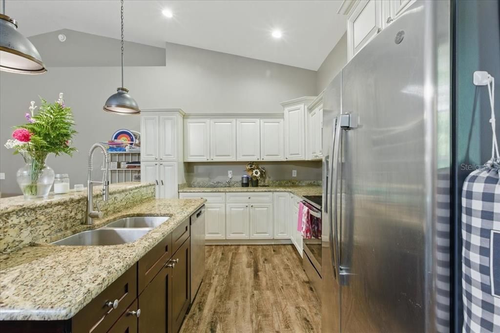 For Sale: $229,900 (2 beds, 2 baths, 1496 Square Feet)