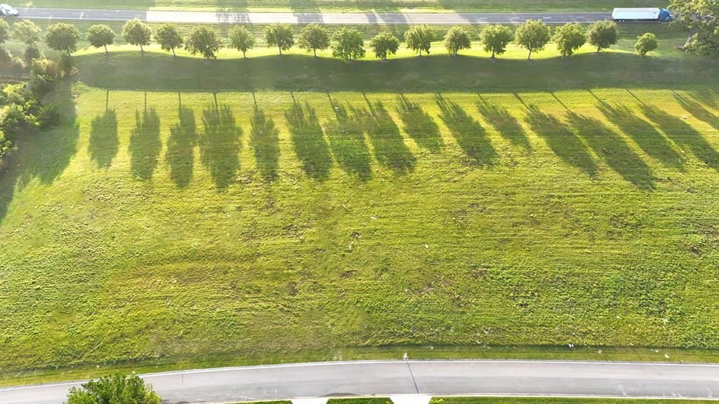 待售: $300,000 (3.03 acres)