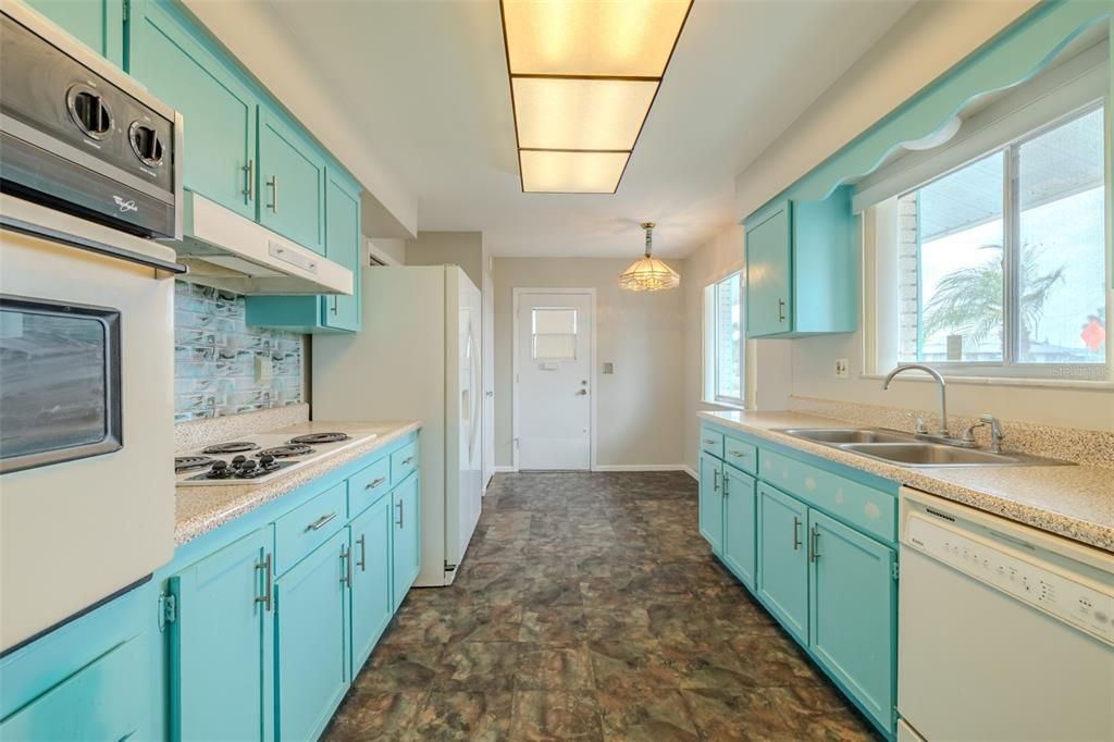 Active With Contract: $224,500 (2 beds, 2 baths, 1402 Square Feet)