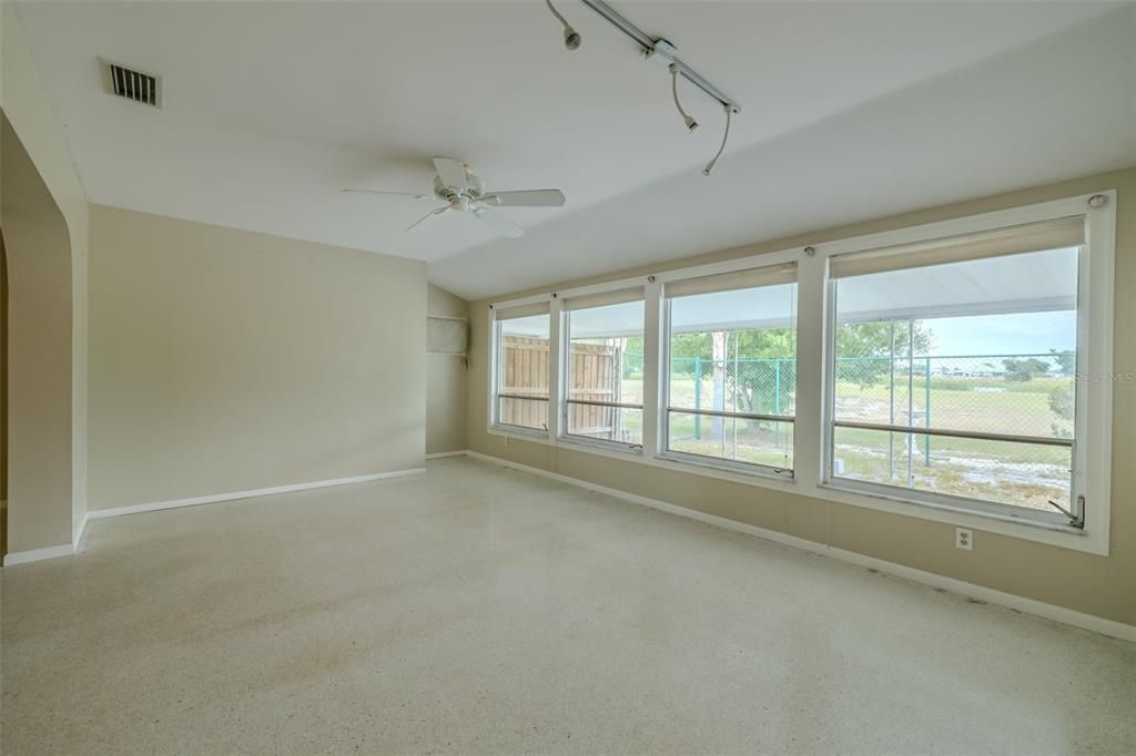 Active With Contract: $224,500 (2 beds, 2 baths, 1402 Square Feet)