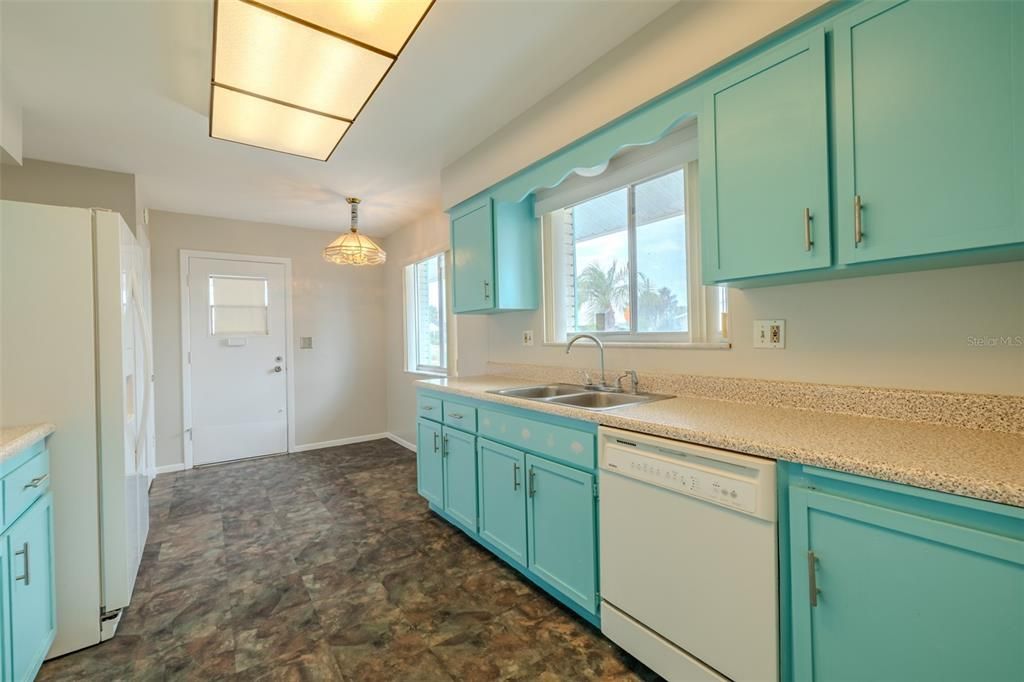 Active With Contract: $224,500 (2 beds, 2 baths, 1402 Square Feet)